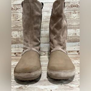 Women’s Size 7 Tan Beige Suede Crocs Boots